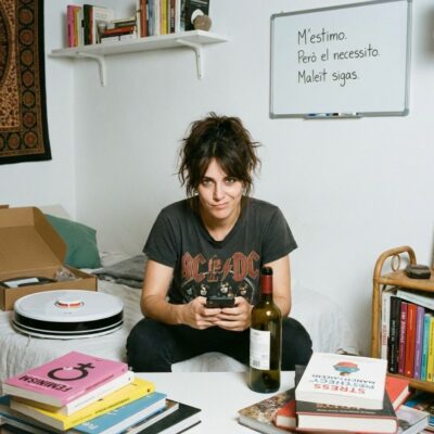 Professional autònoma. Soltera però emocionalment lligada a un amor impossible. Comparteix pis amb la Fede.